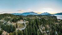 Panoramaaufnahme des Gran Hotel Panamericano, umgeben von Bergen und Wäldern bei klarem Himmel.